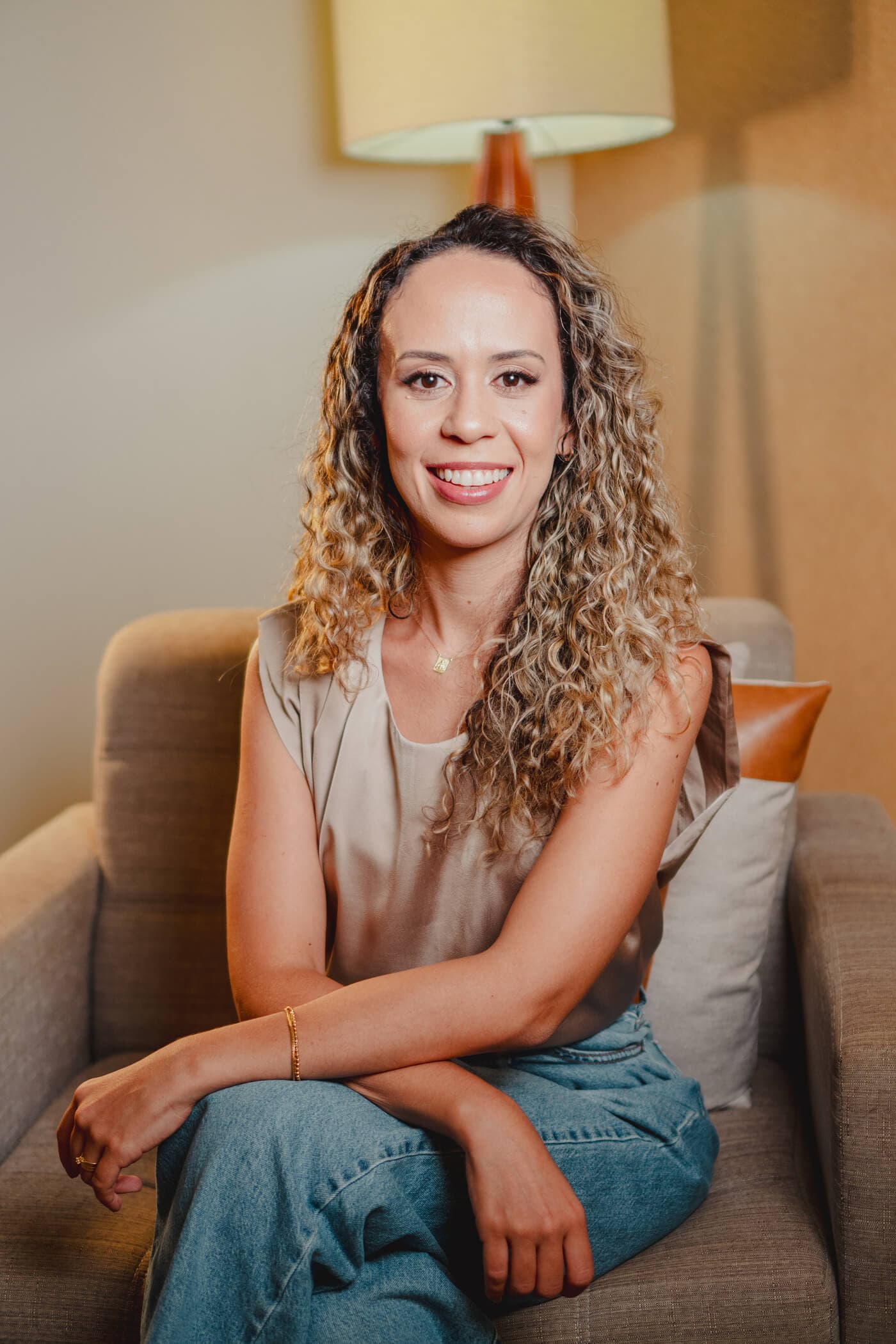 Camila Rosa, psicóloga brasileira, atende brasileiros no Reino Unido online e em português