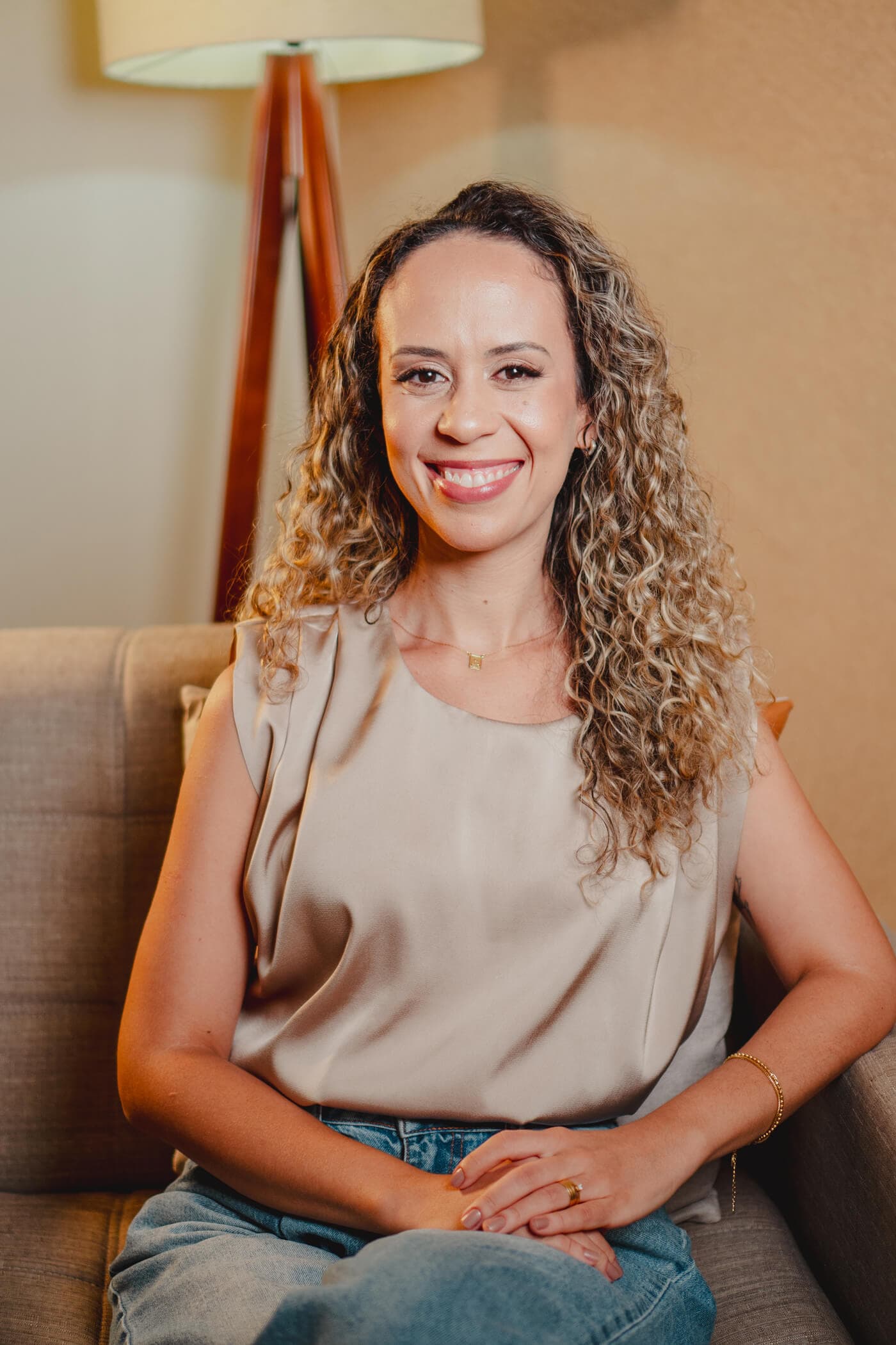Camila Rosa, psicóloga especialista em terapia de casal, em ambiente acolhedor