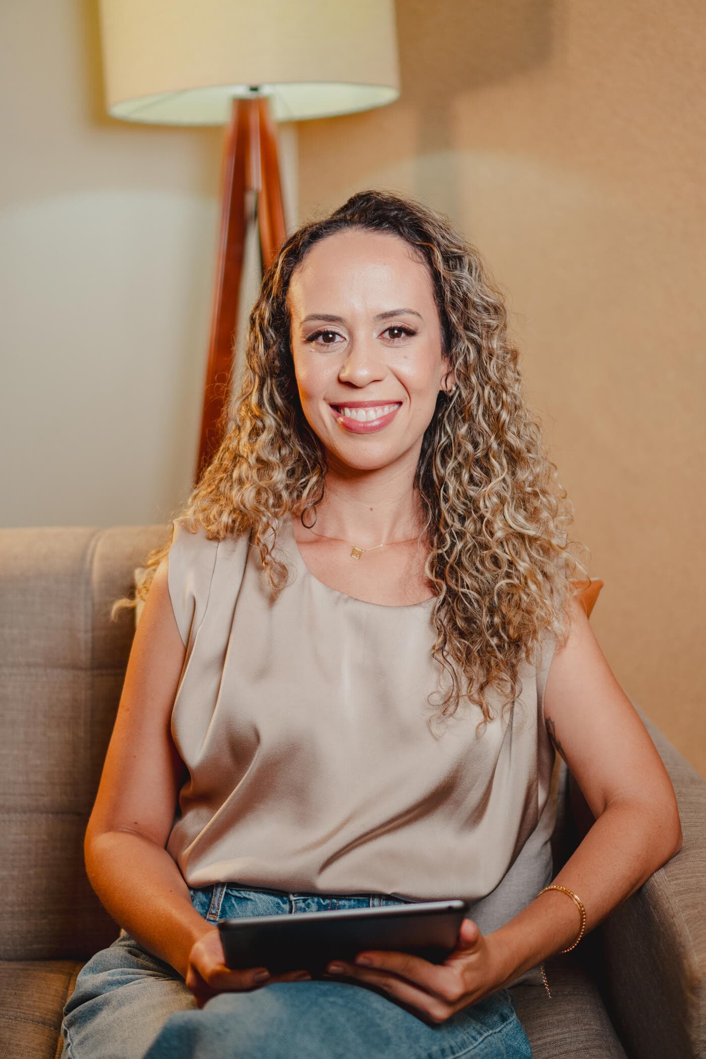 Camila Rosa, psicóloga, em postura de escuta atenta e acolhedora