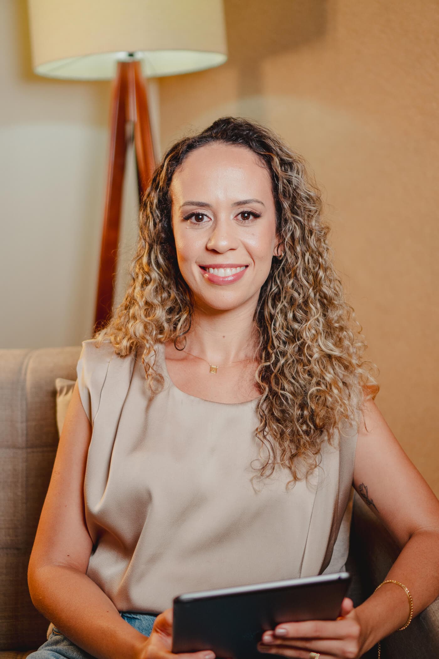 Camila Rosa, psicóloga clínica, em ambiente de escuta acolhedora